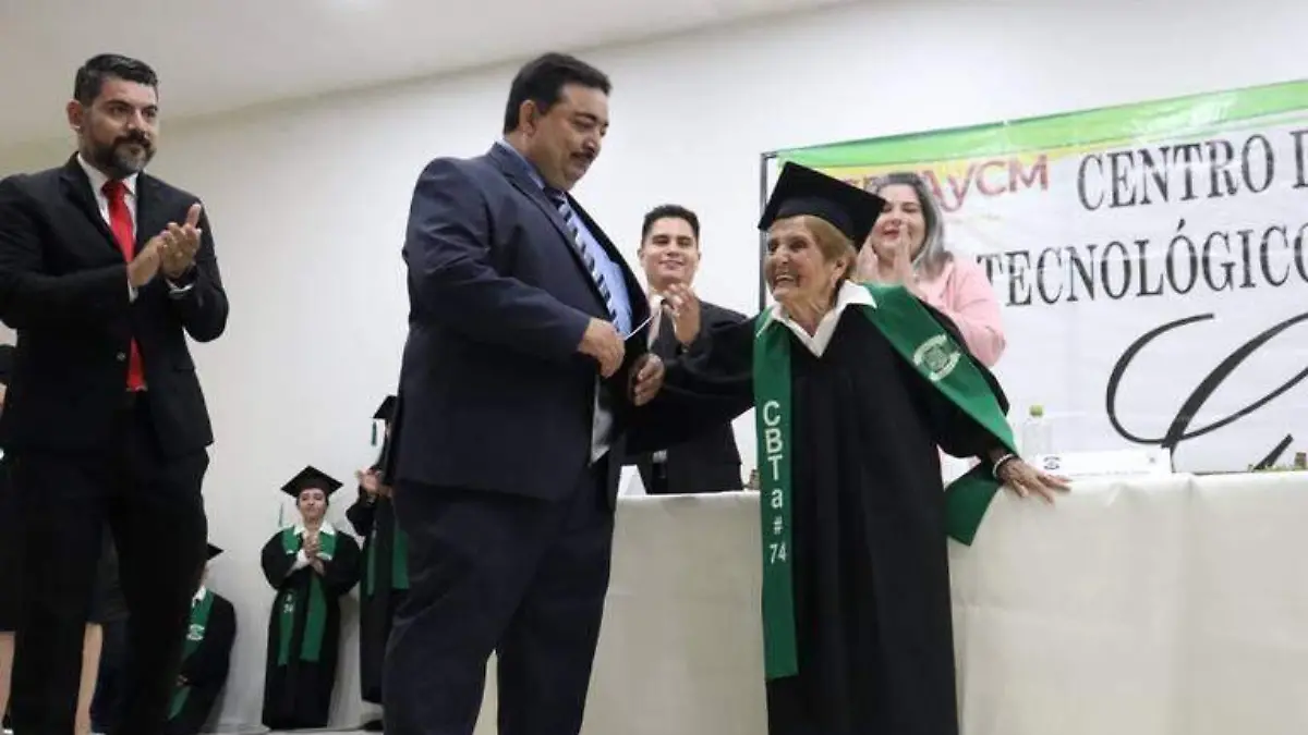 Abuelita de 84 años se gradúa del bachillerato